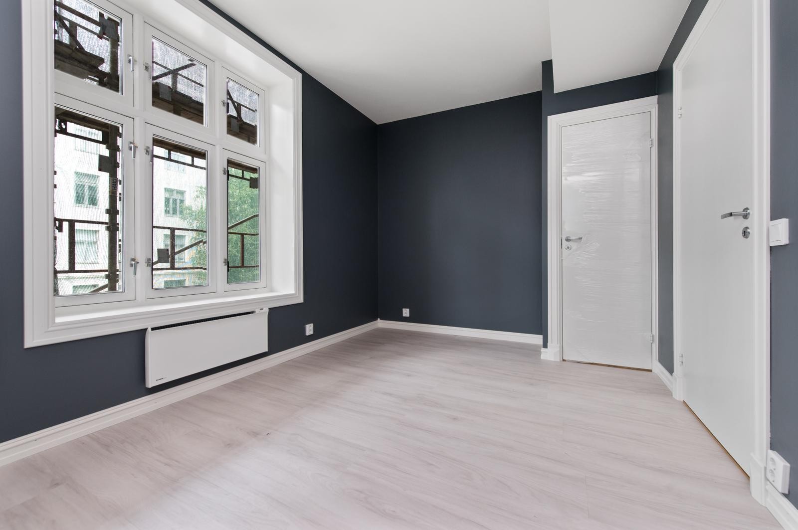 Soverom 2 har plass til dobbeltseng, pult og garderopbeskap. Galleribilde