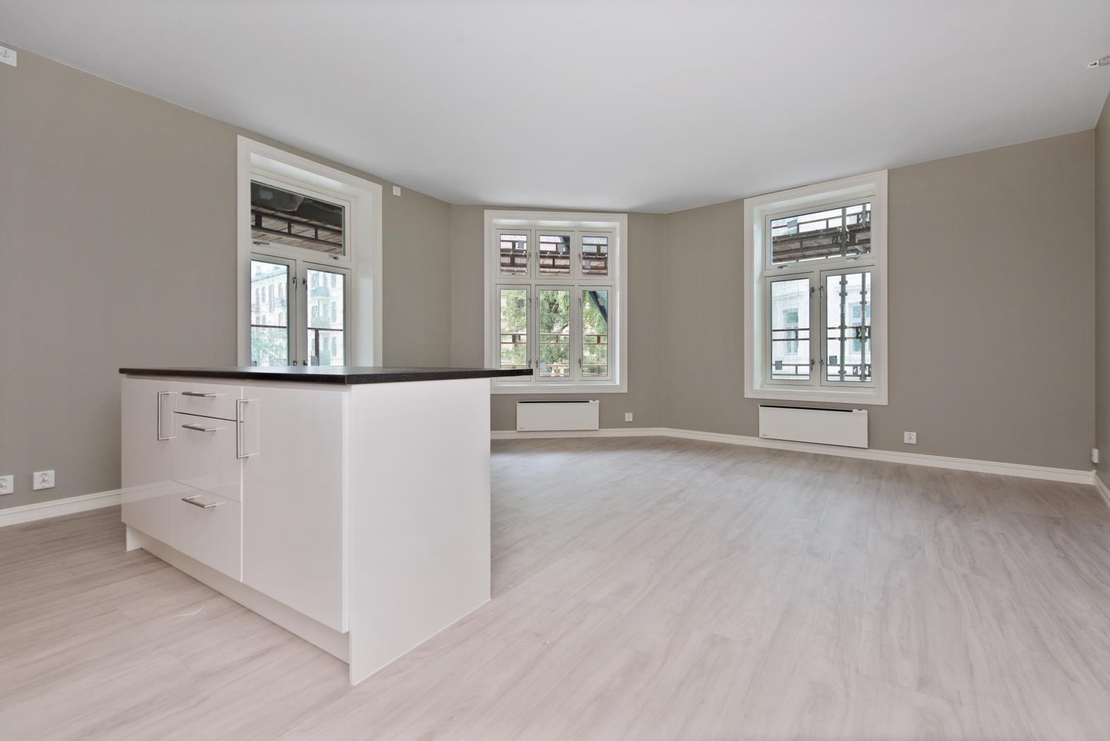 Store vinduer som slipper inn rikelig med naturlig lys. Galleribilde