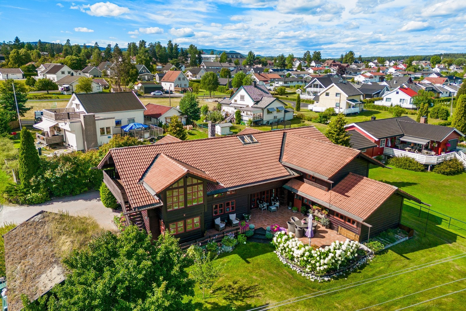 Eiendommen består av en generøs enebolig, garasje og uthus med et sammenlagt areal på 362 m2. Galleribilde