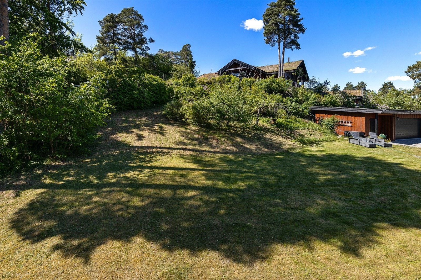 Tomten ligger i et etablert og attraktivt område, med panoramautsikt over fjorden og kort vei til både by og natur. Galleribilde