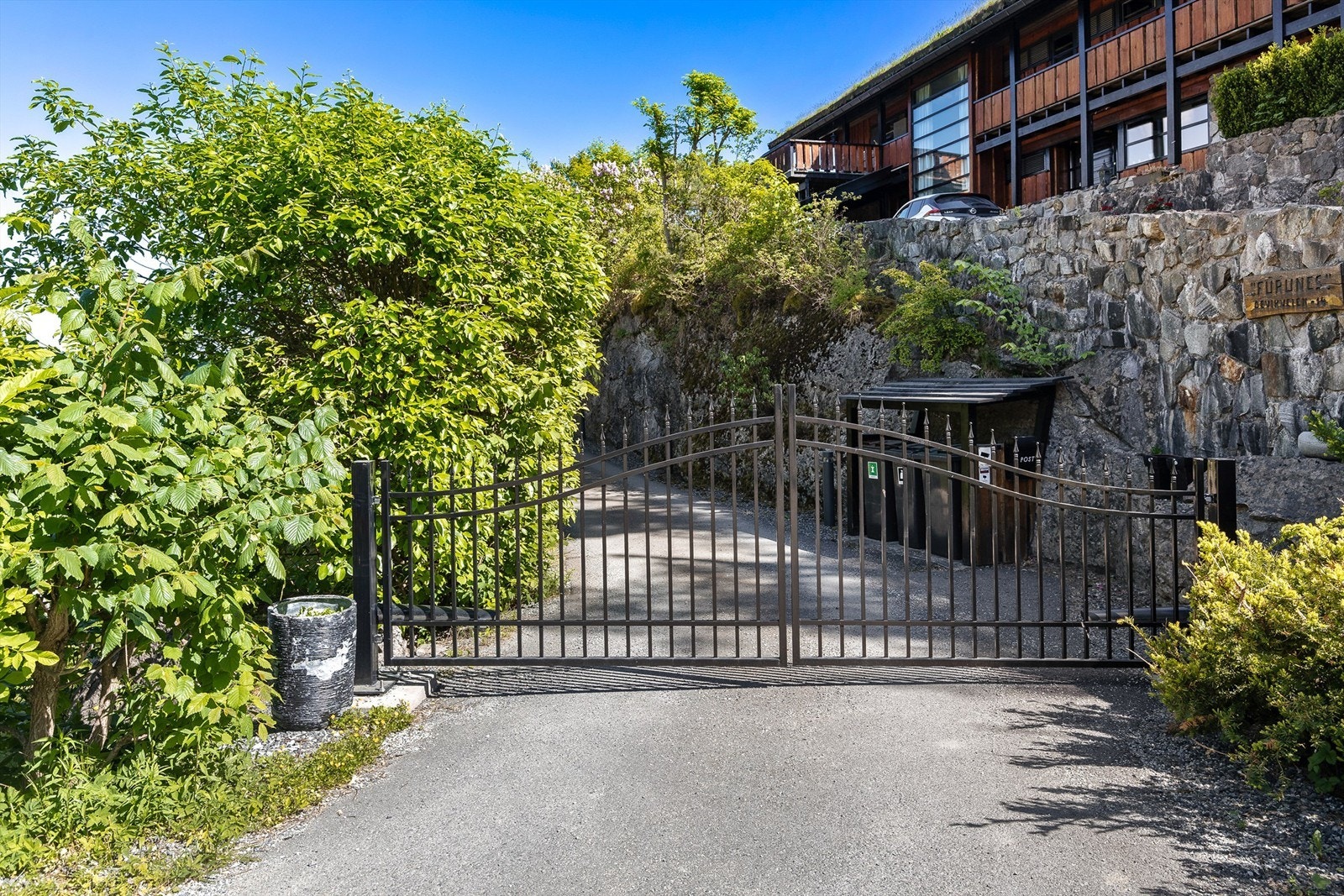 Port inn til privat vei som fører til eiendommen. Galleribilde