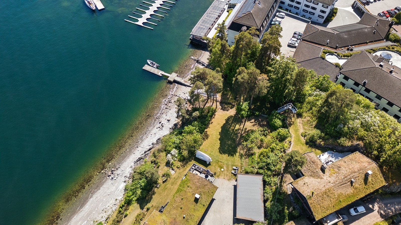 Eiertomt på 1 132 kvm. Flat på den byggbare delen. Tomten går helt ut i fjorden. Galleribilde
