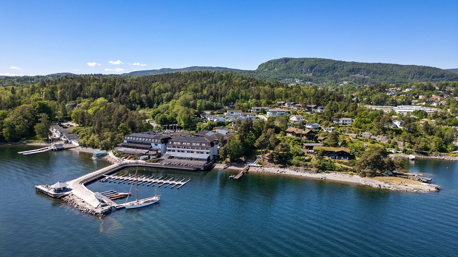 Eiendommer ligger landlig til, samtidig som det er svært sentralt. Kort vei til Holmensenteret med et rikt utvalg av spennende forretninger. Galleribilde
