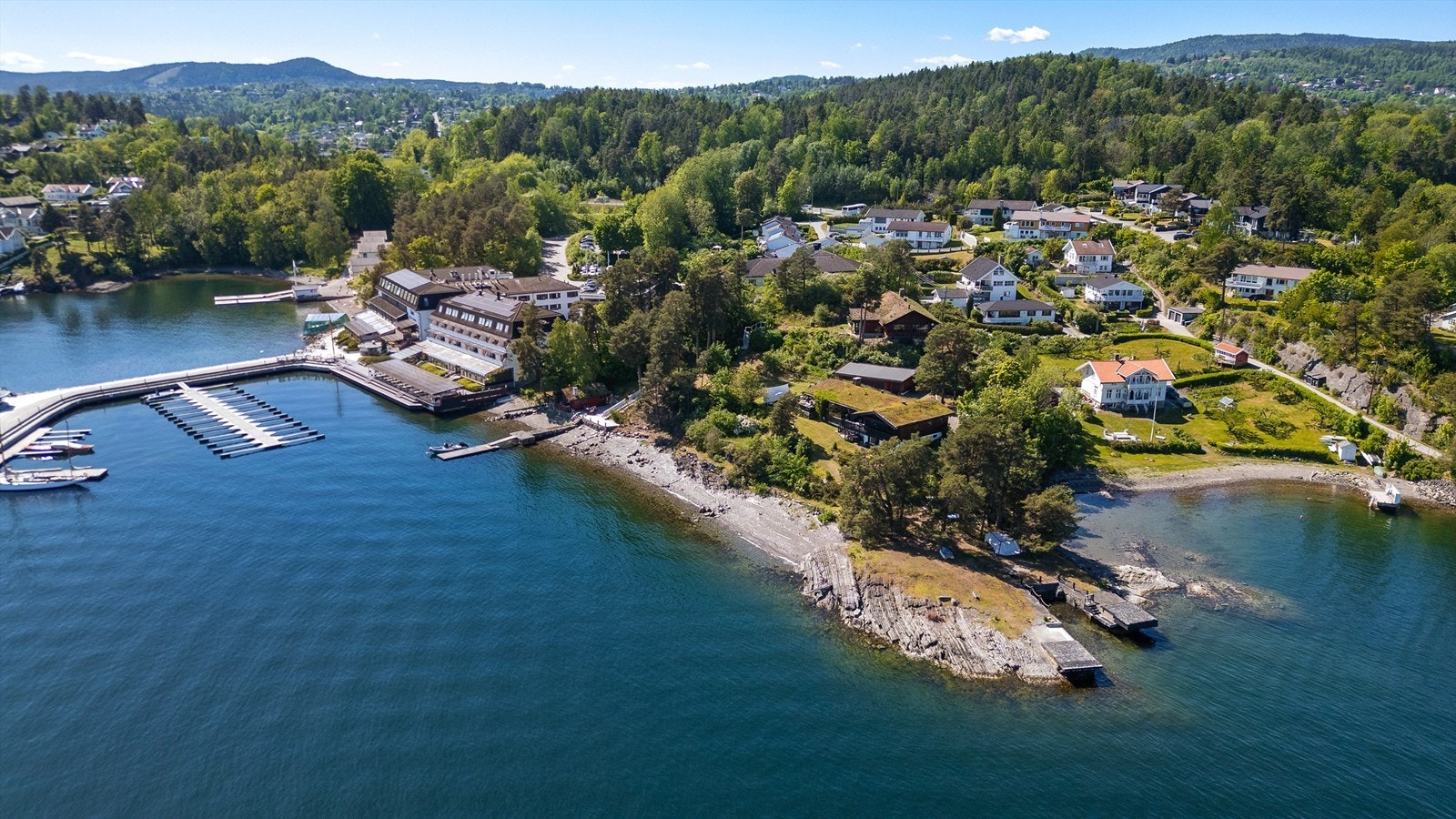 Slike tomter kommer sjelden for salg. Dette er en av svært få eiendommer igjen hvor du fortsatt kan bygge nytt, med denne typen beliggenhet. Galleribilde