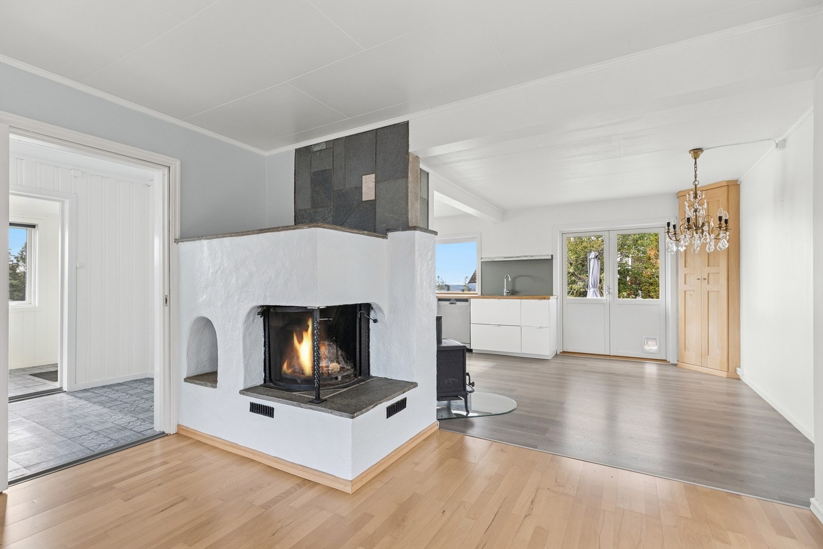 I stuen er det en trivelig peisovn som bidrar til en lun og koselig atmosfære. Galleribilde