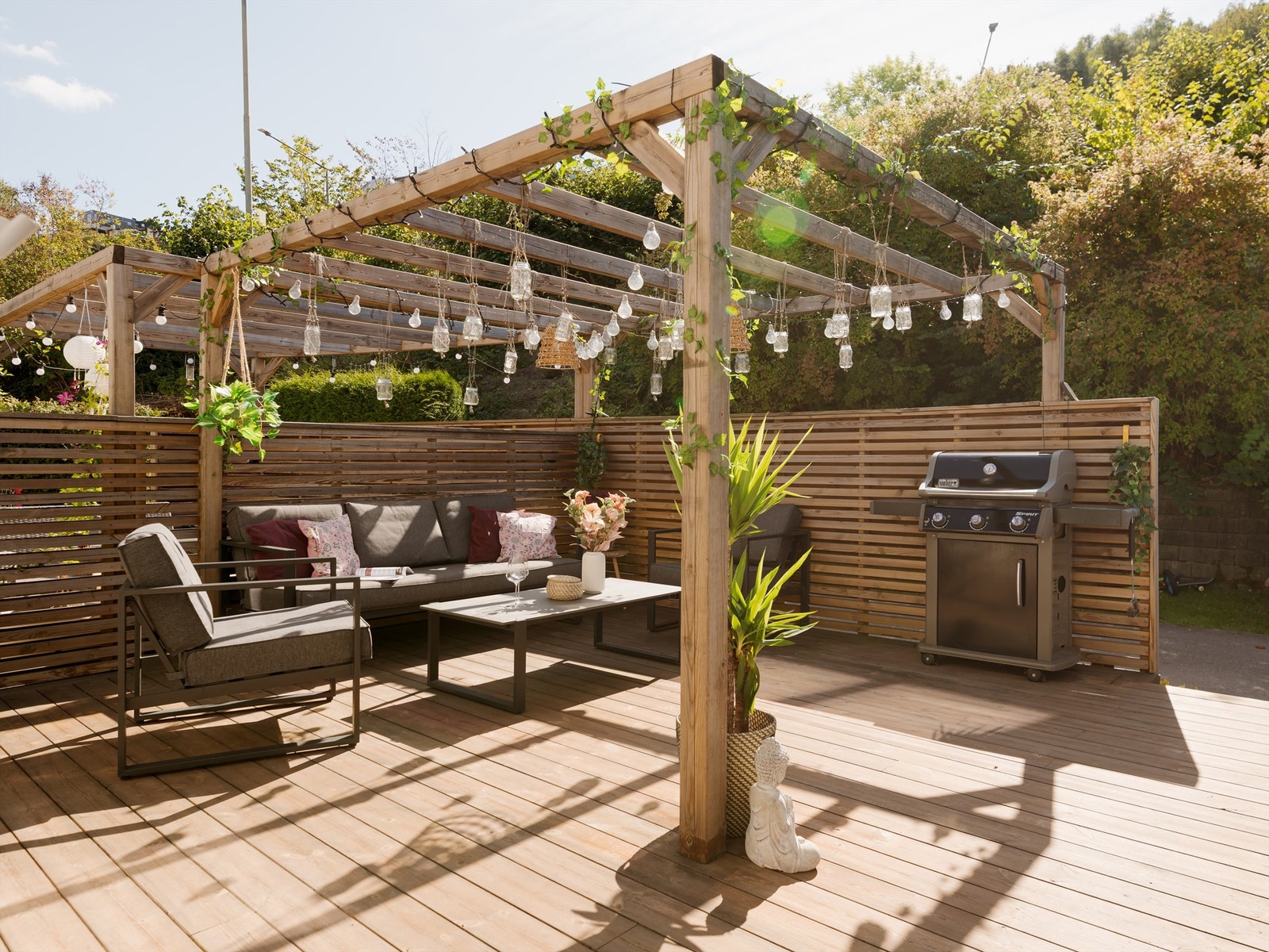 Ved inngangspartiet, samt med direkte inngang/utgang fra kjøkkenet, er det en pent opparbeidet markterrasse på hele 38 kvm med Pergola. En nydelig uteplass som fungerer som en naturlig forlengelse av boligen. Galleribilde