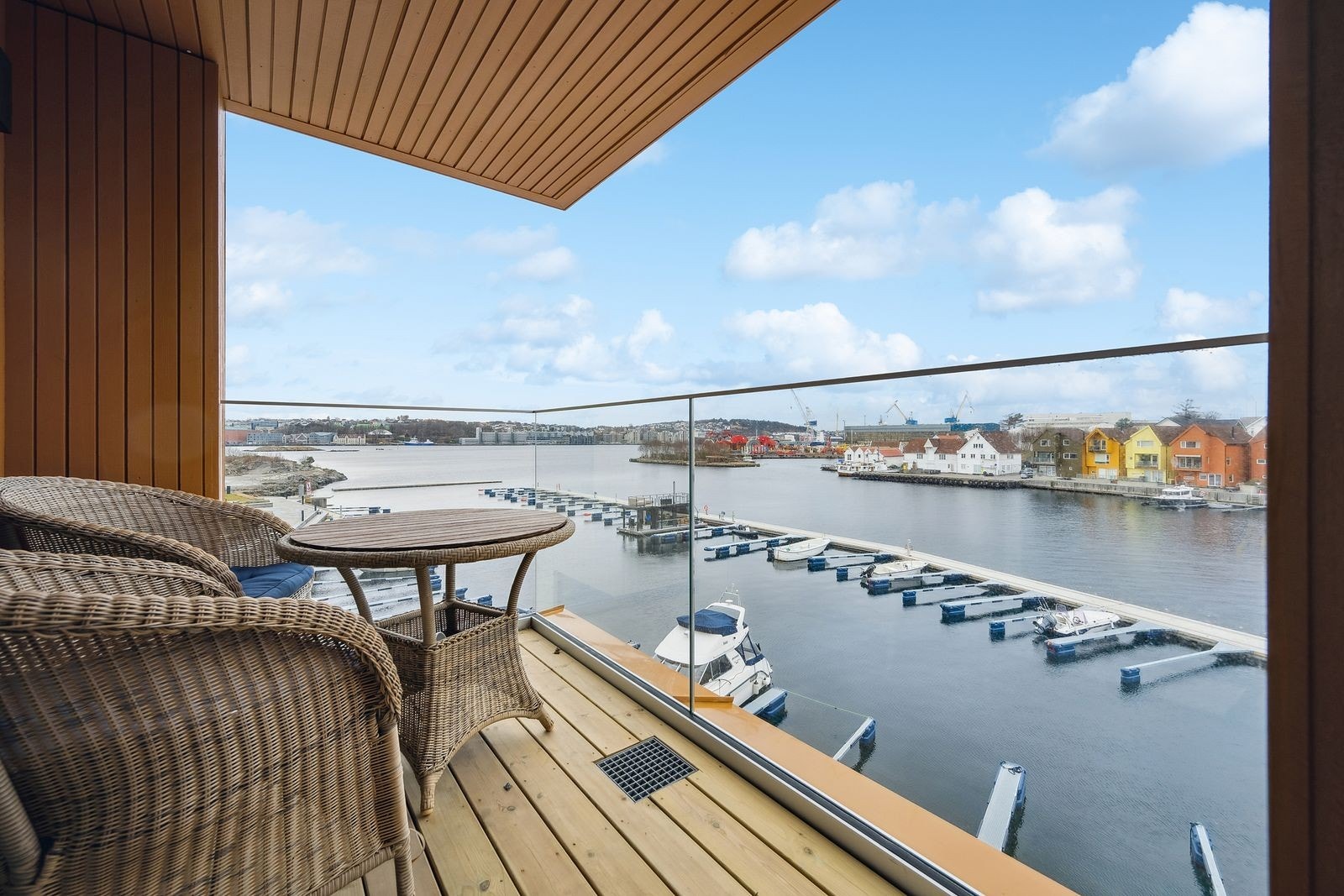 Balkong med flott sjøutsikt - beliggende i maritime omgivelser! Galleribilde