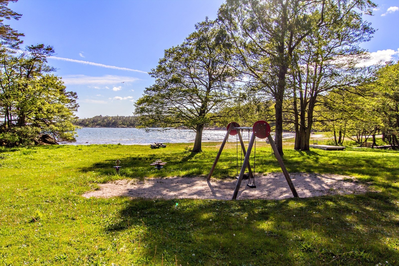 Lekeplass ved sjøkanten i Grefstadvika, et trygt og godt sted for de minste. Galleribilde