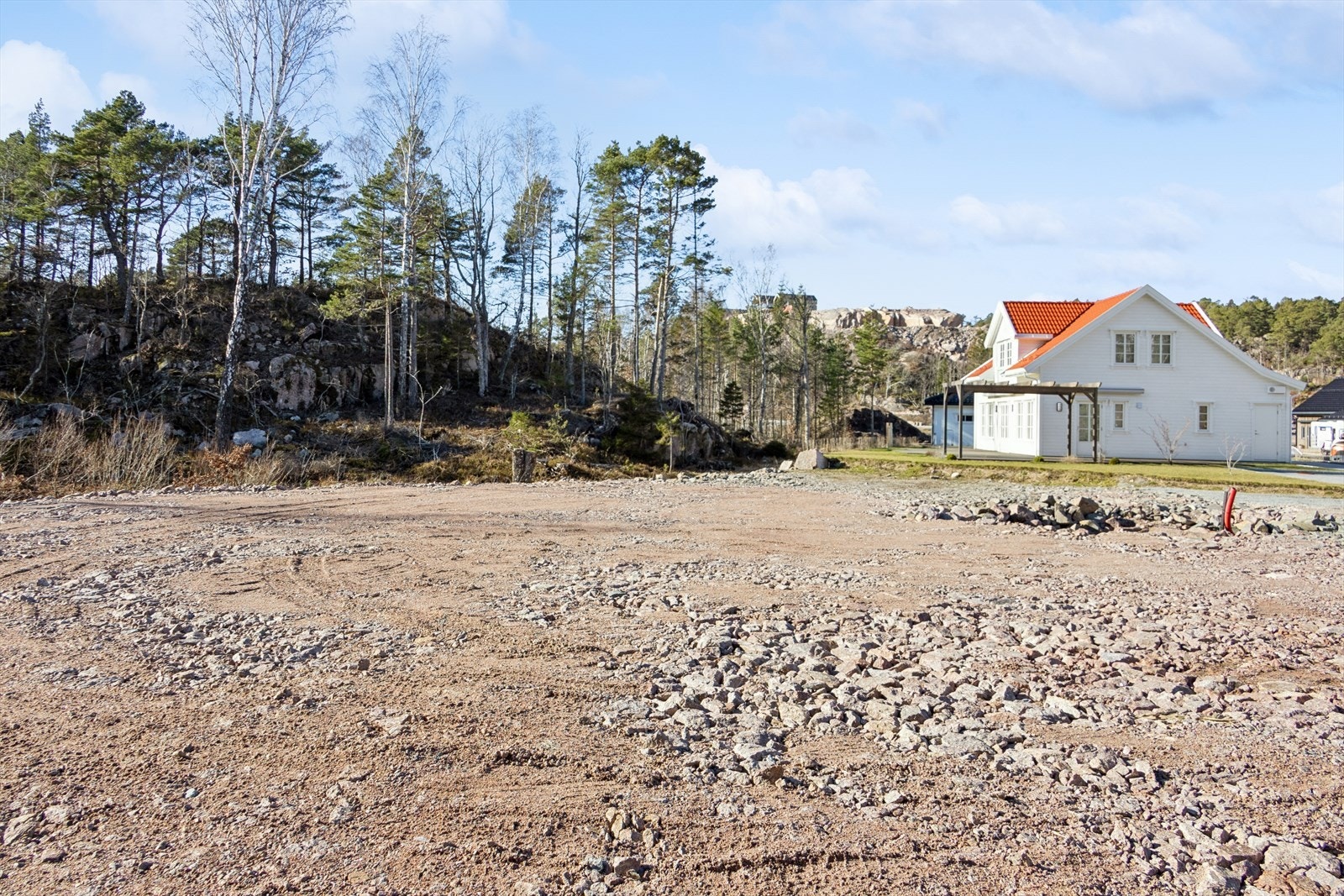 Tomten ligger ved Grefstadvika, en attraktiv og landlig beliggenhet i et etablert boligområde med nærhet til både natur og sentrale tilbud Galleribilde