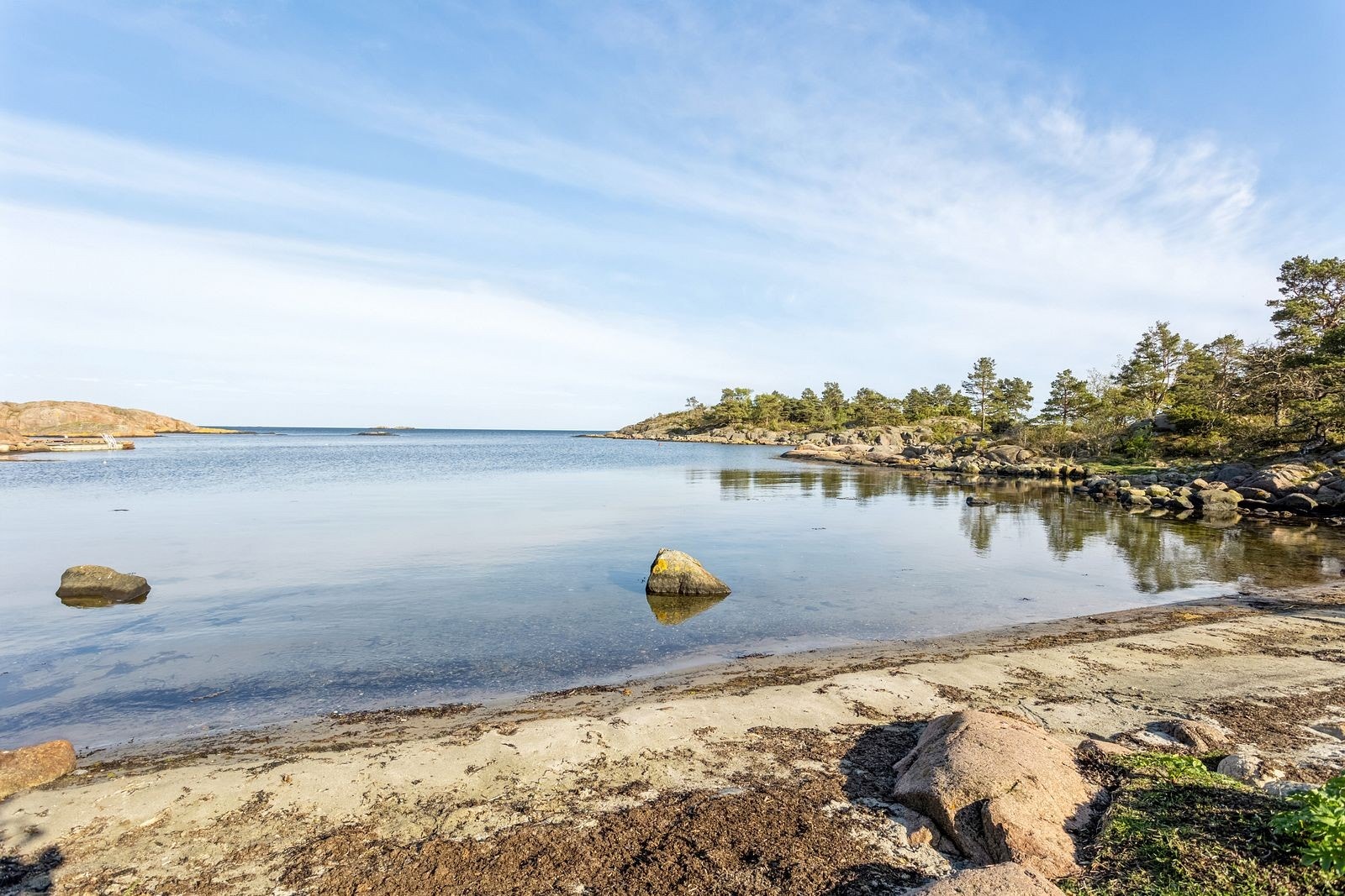 I nærområdet finner du flere idylliske badeplasser med sandstrand og svaberg. Bilde er tatt fra Terkelsbukt. Galleribilde