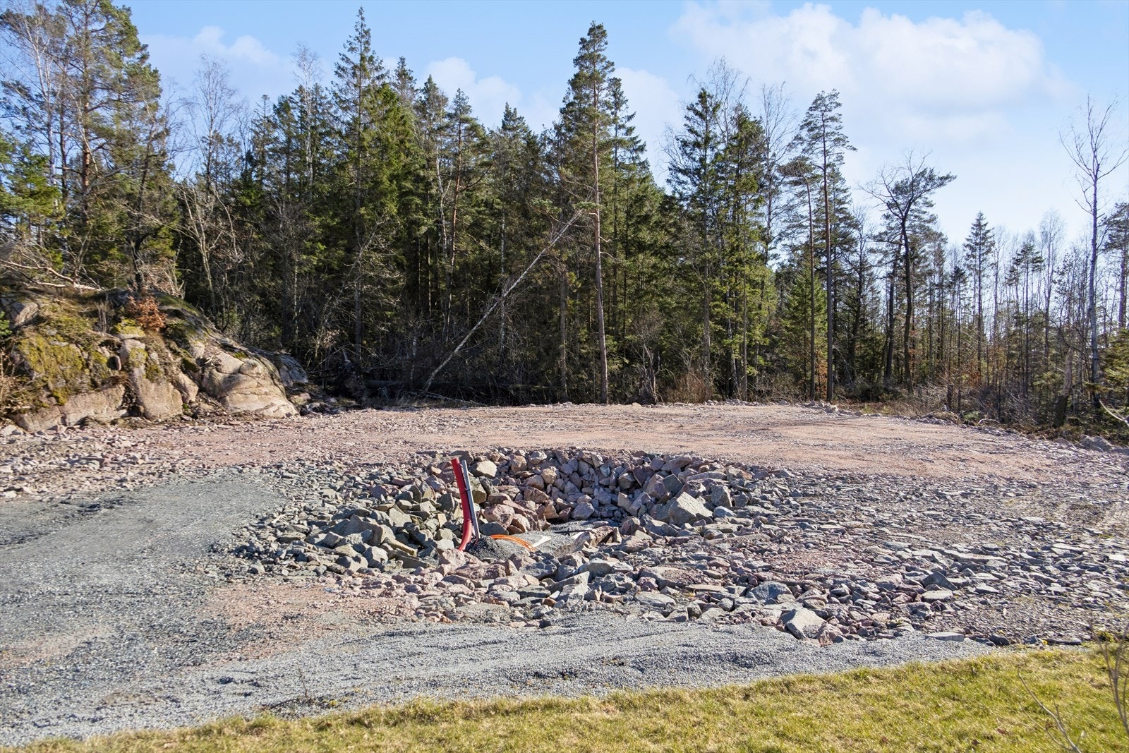 Fra tomten er det kun få minutters gange ned til sjøen og den idylliske sandstranda i Grefstadvika ved Grefstadbekkens utløp Galleribilde