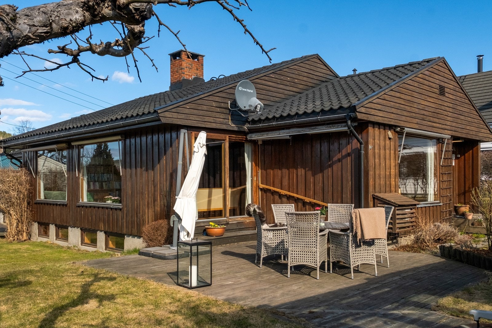 Hagen ligger på vestsiden av huset, så her har man solen til sent på kveld Galleribilde