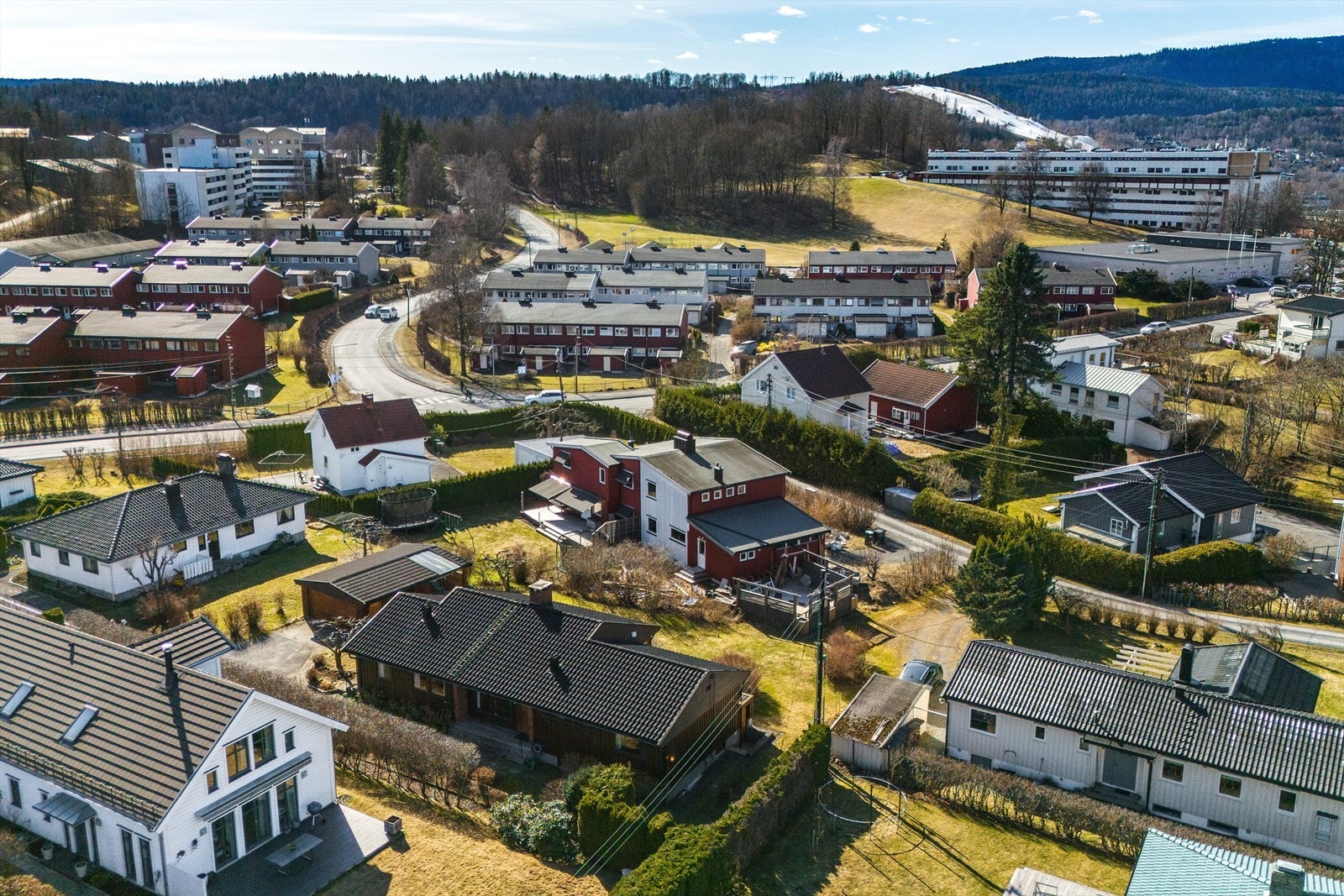 Boligen ligger i et stille, rolig og barnevennlig boligområde på Gjettum, uten gjennomgangstrafikk Galleribilde
