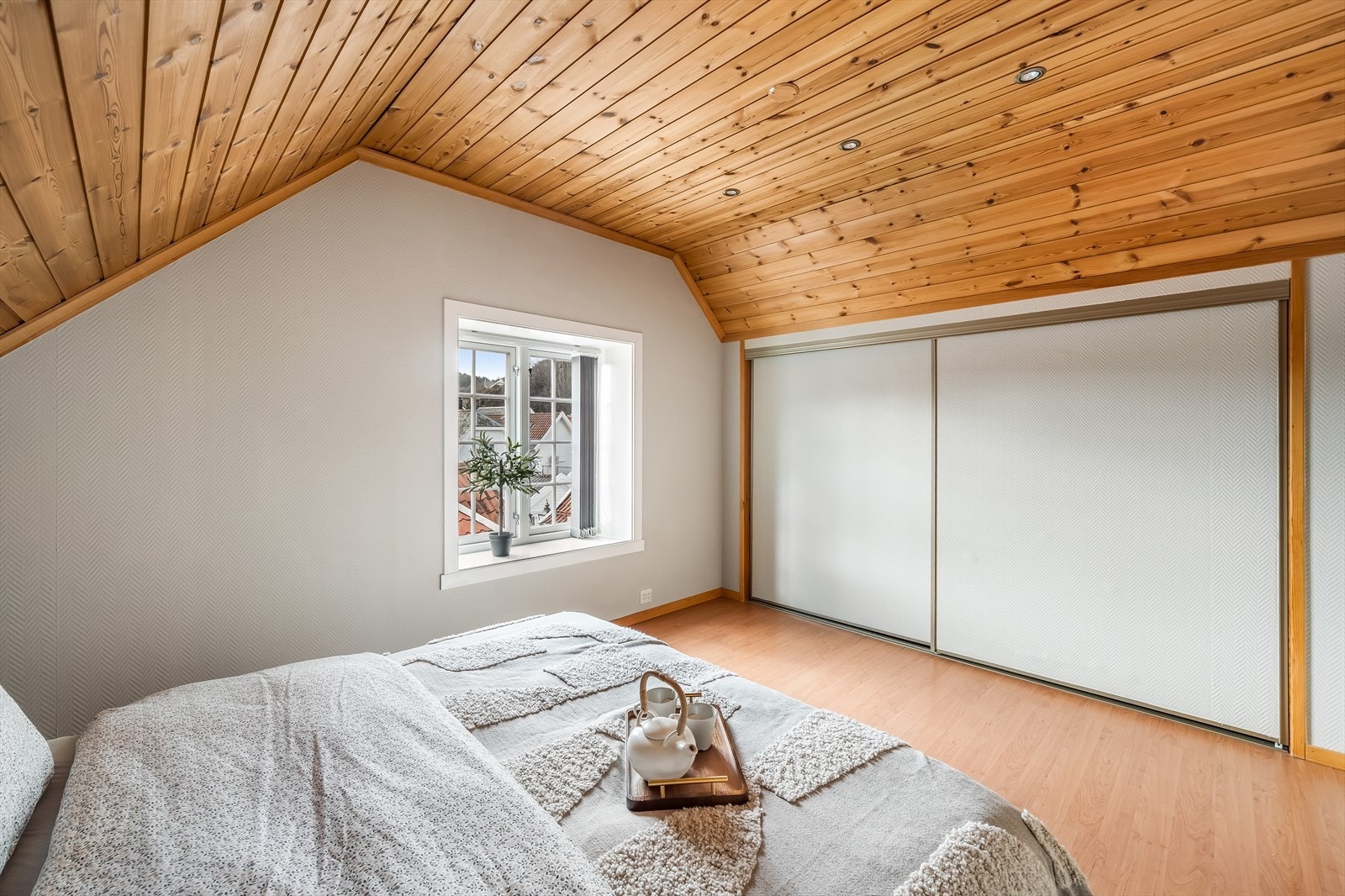 Soverommet er av god størrelse og har tilhørende garderobe løsning Galleribilde