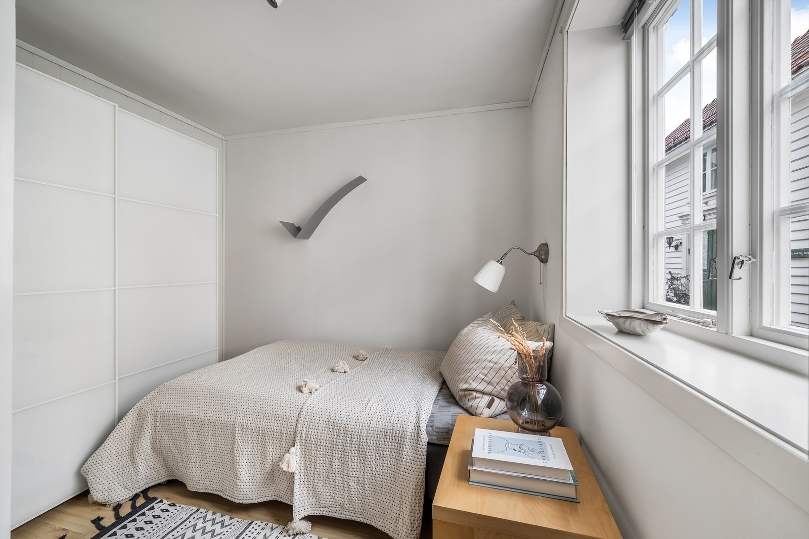 Soverom 1 med plassbygget garderobe plass Galleribilde