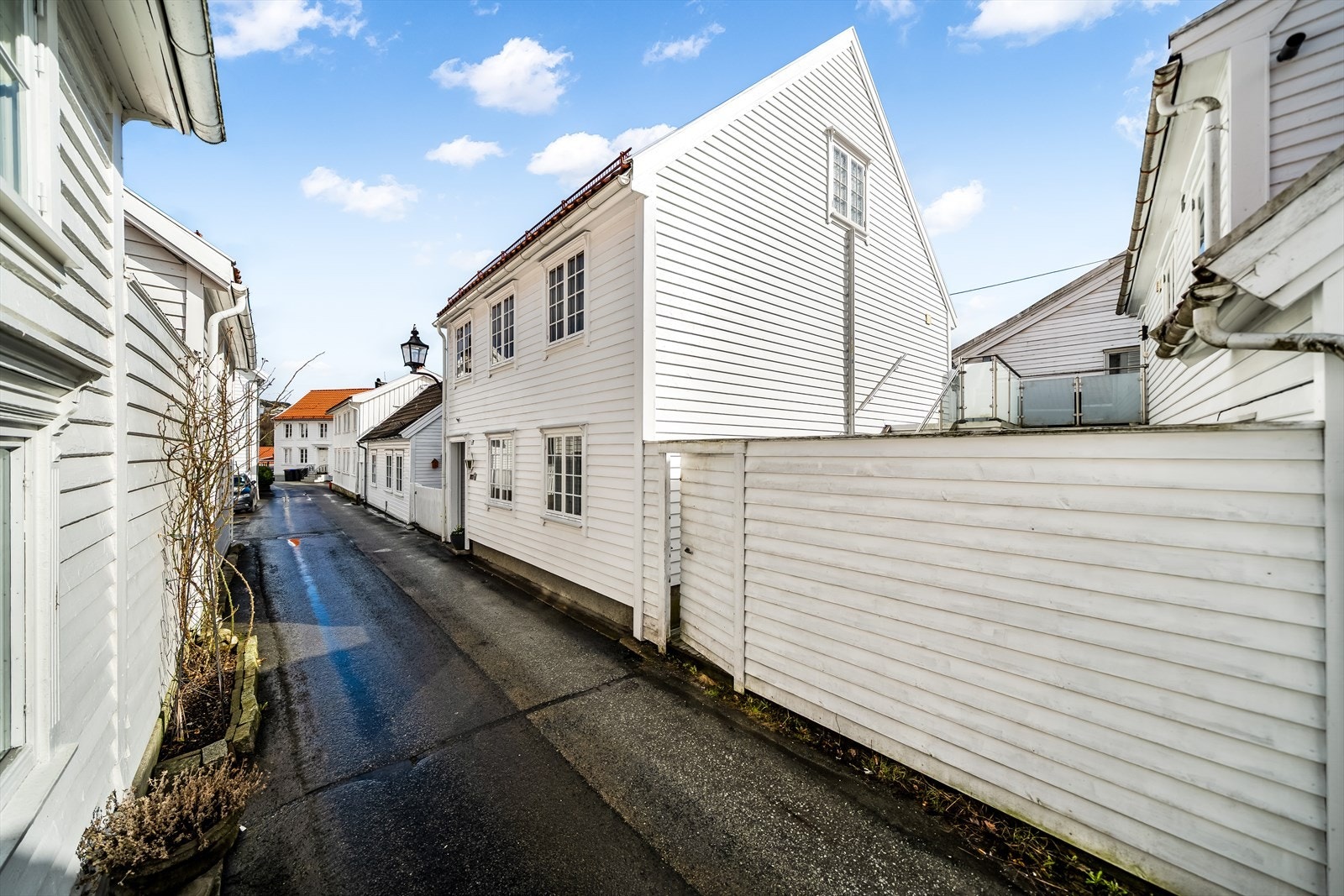 Boligen er en del av eldre trehusbebyggelse i Flekkefjord sentrum Galleribilde