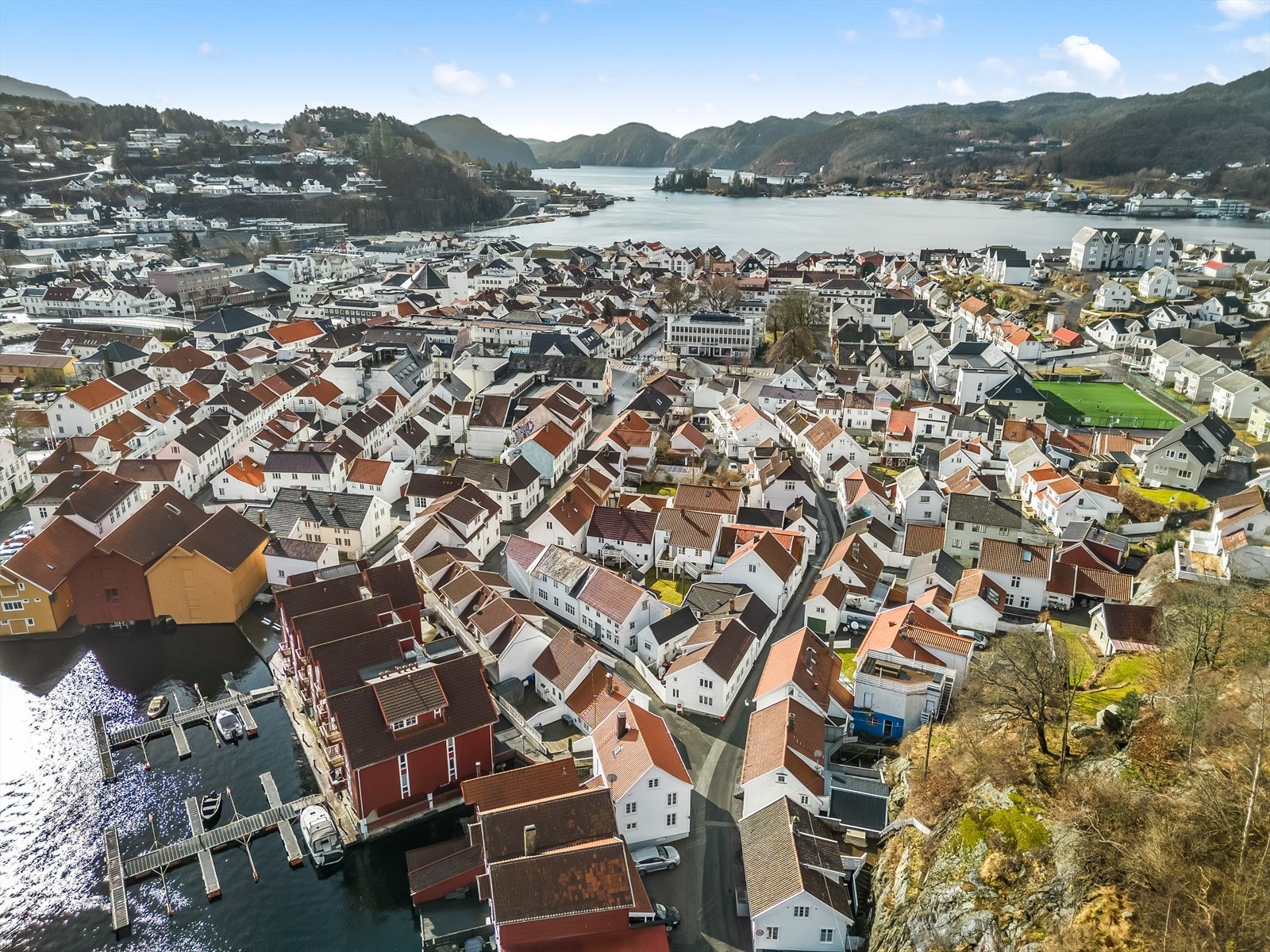 Eiendommen ligger med umiddelbar nærhet til alle sentrumsfasiliteter. Galleribilde