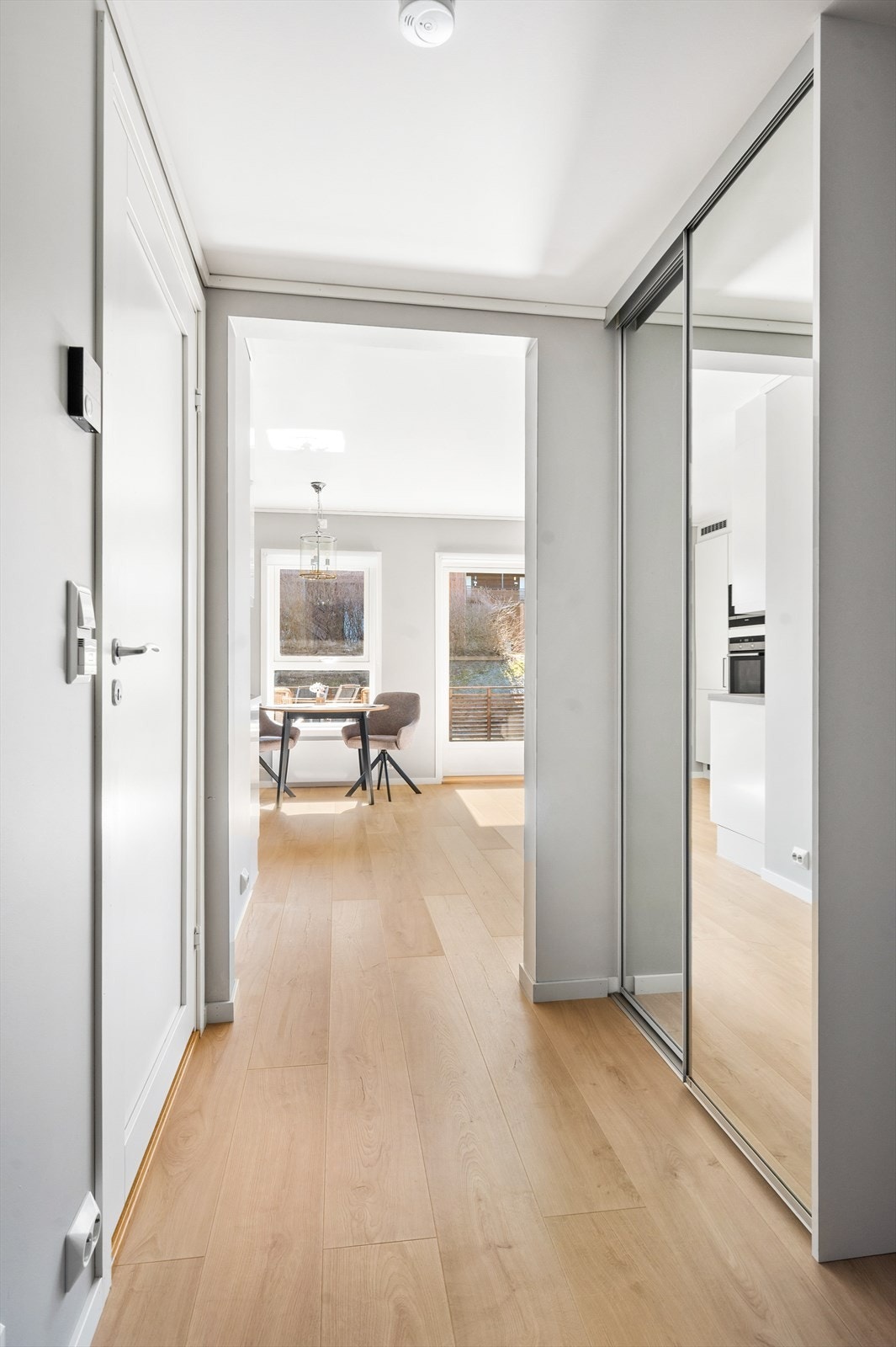 Gang med skyvedørsgarderobe Galleribilde