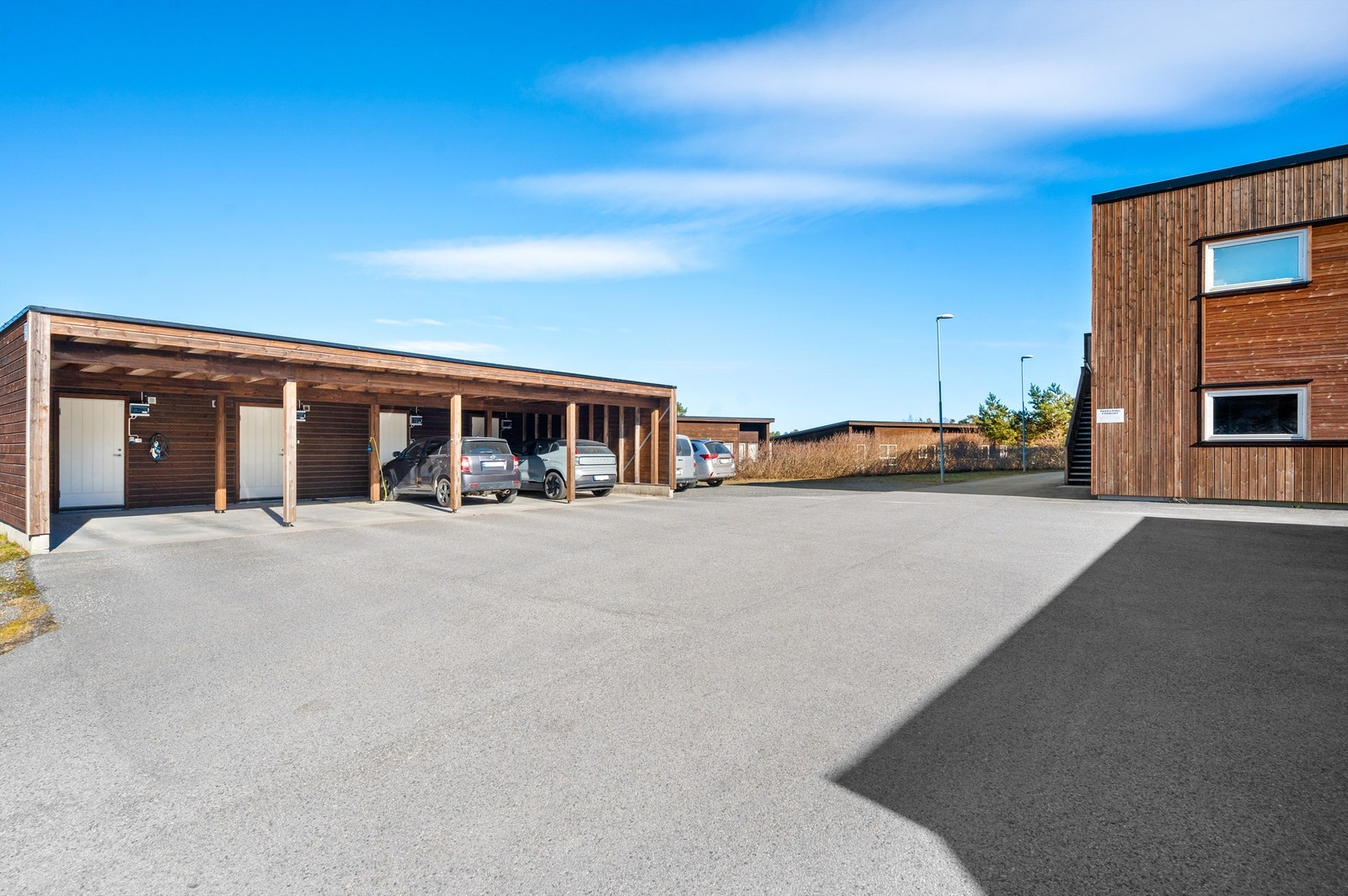 Carport og boden i enden til venstre av bildet tilhører denne seksjonen. Galleribilde