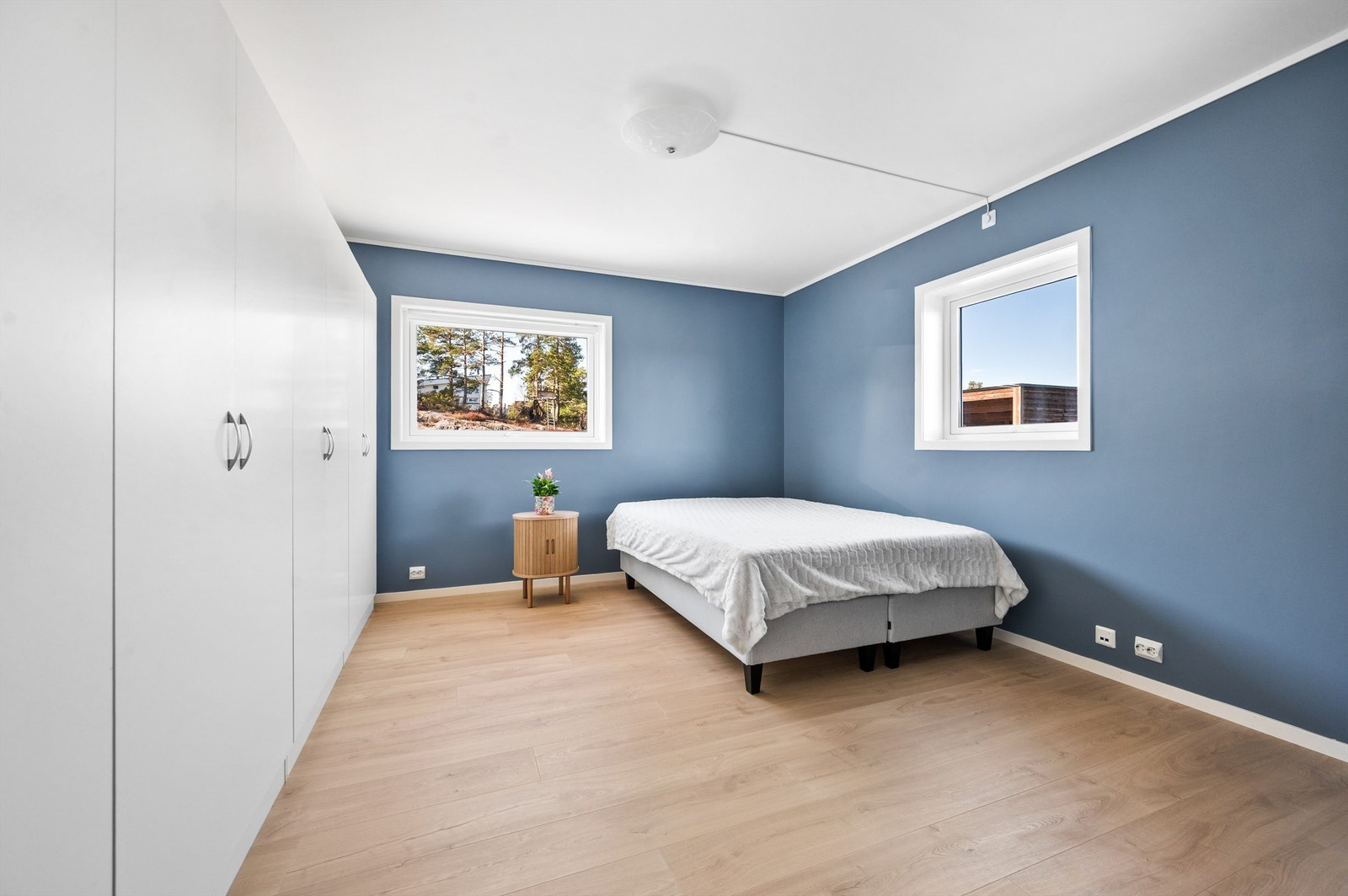 Soverom med rikelig av garderobeskap Galleribilde