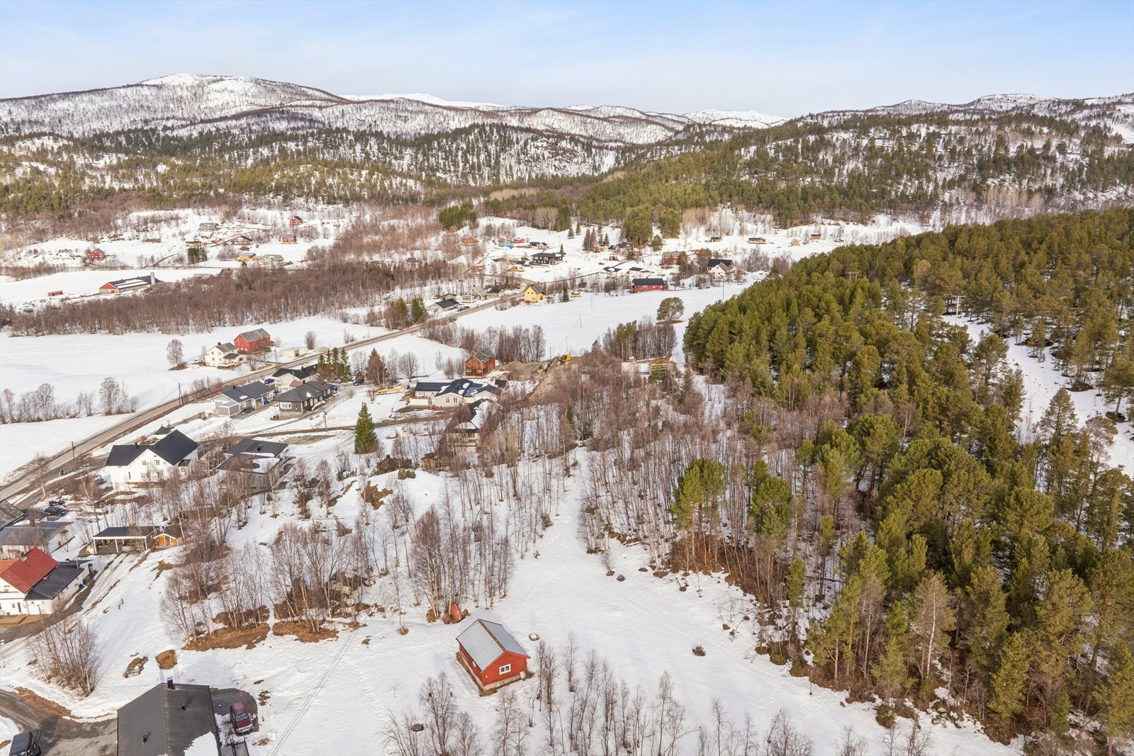 Fra eiendommen er det svært gode muligheter for friluftsliv året rundt, både sommer og vinter. Galleribilde