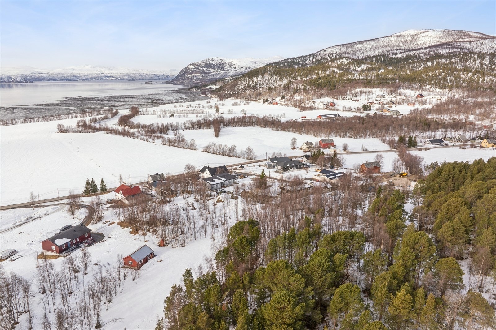 Eiendommen ligger i Rafsbotn i Alta kommune, et landlig og trivelig område preget av spredt bebyggelse med eneboliger og nedlagte småbruk. Galleribilde