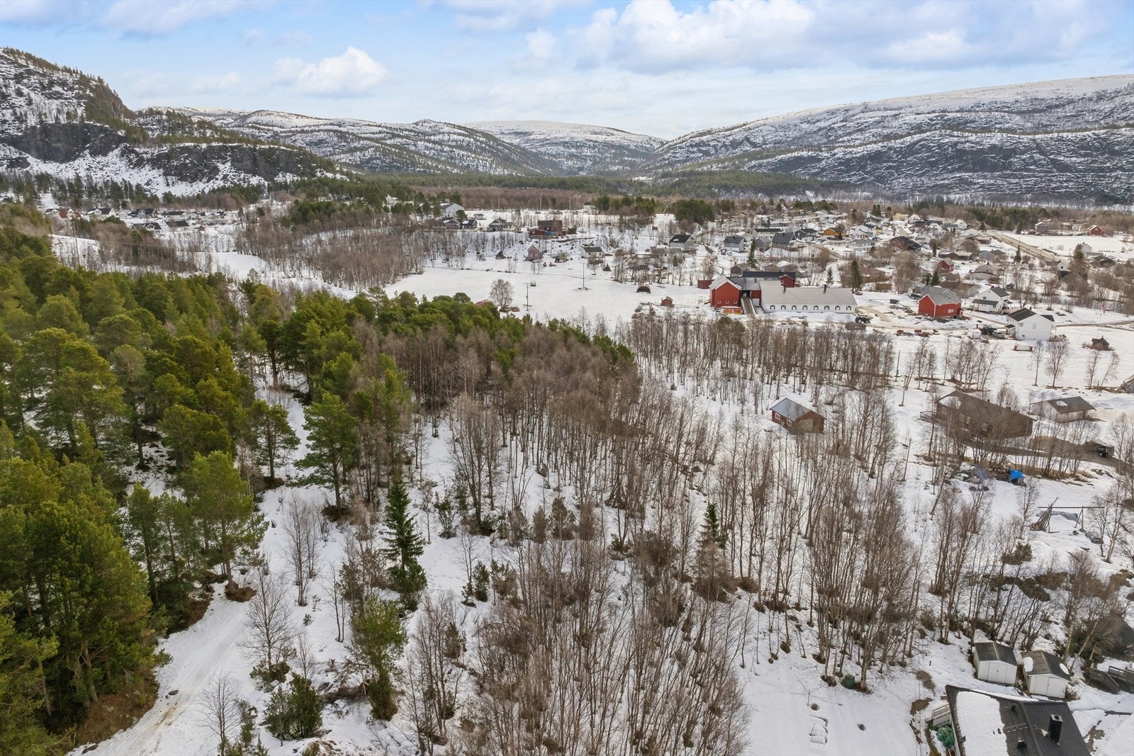 Rafsbotn med skole og butikk ligger ca. 5,5 km unna, mens Alta sentrum med et bredt servicetilbud nås på ca. 22 km med bil. Galleribilde