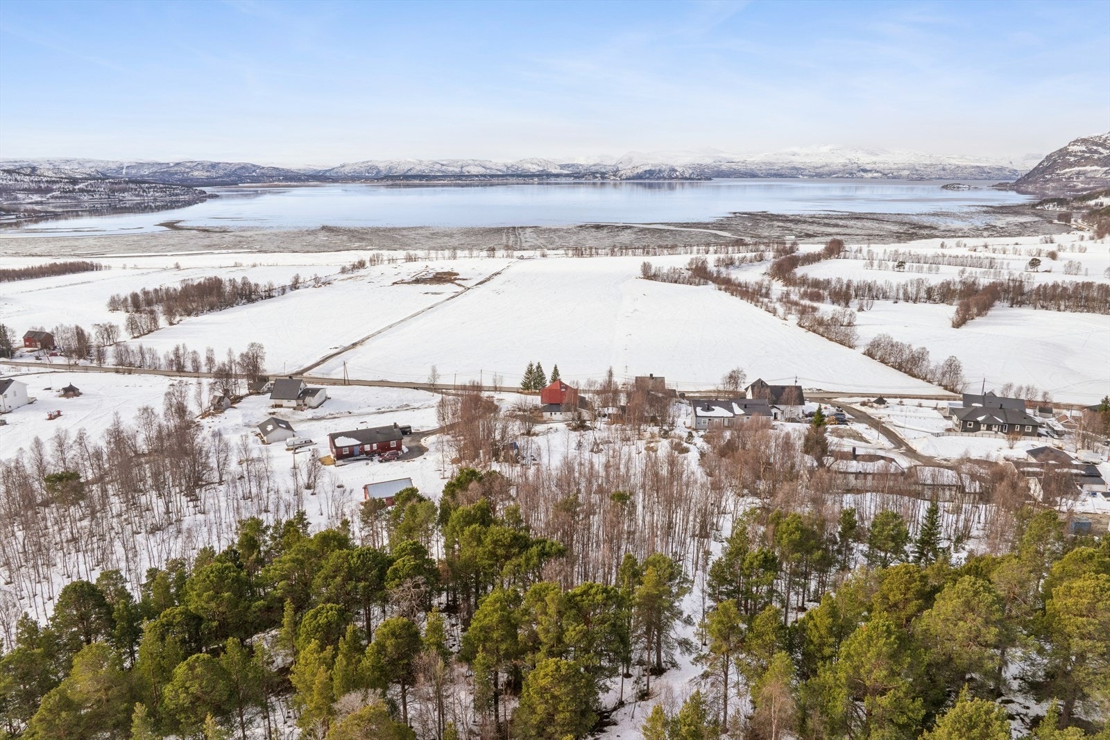 Eiendomsmegler Magnar Sønvisen Moe v/DNB Eiendom har den glede å presentere en ubebygget naturtomt på ca 6 960 kvm. Galleribilde