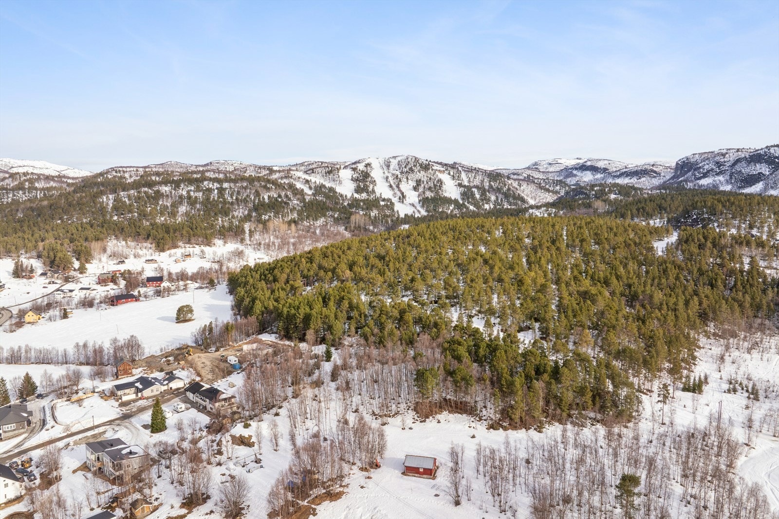 Det er kort vei til alpinbakke og flotte turområder, og naturen kan benyttes direkte fra eiendommen. Galleribilde