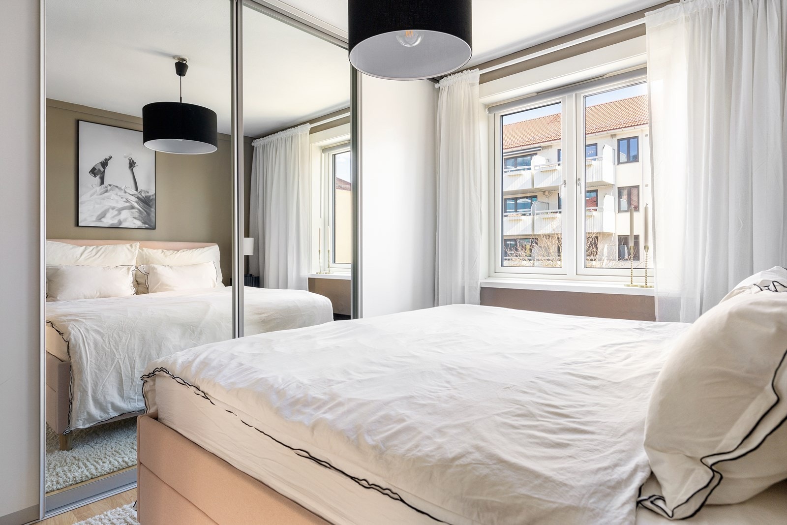 Her er det etablert en romslig skyvedørsgarderobe med speilfronter. Galleribilde