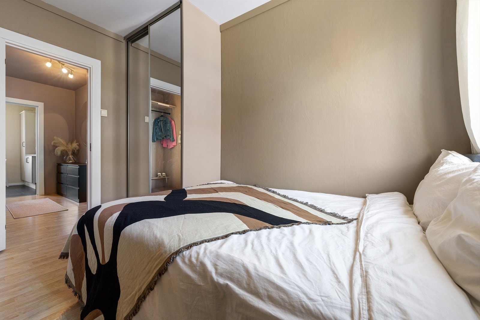 Her også er det etablert en mindre skyvedørsgarderobe for oppbevaring. Galleribilde