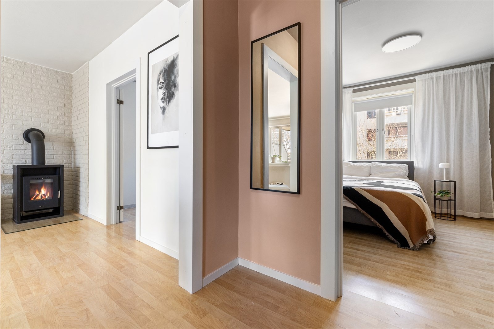 Leiligheten er malt opp i et moderne fargevalg. Galleribilde