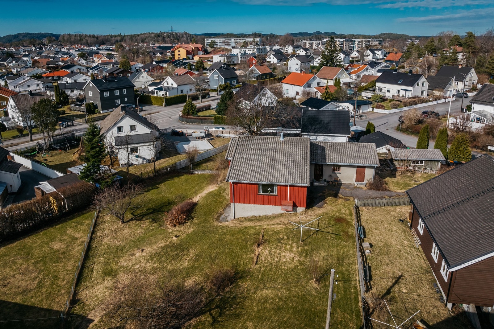 Det må påregnes betydelig oppgraderinger, men med sitt herlige utgangspunkt og fine beliggenhet, kan du skape ditt nye hjem. Galleribilde