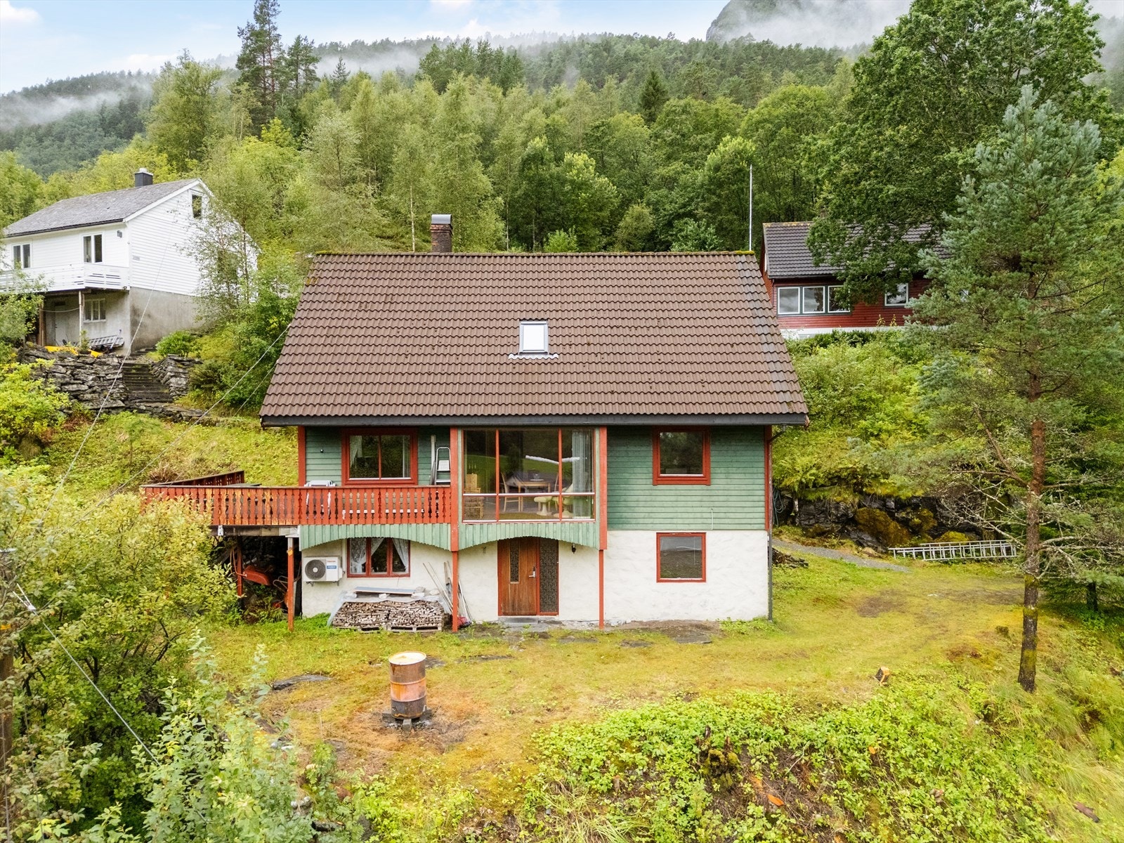 Boligen antas oppført ca 1958 og tilbygd i 1985. Eiendommen bærer preg av alder, og kjøper må forvente oppgraderingsbehov innen flere områder Galleribilde