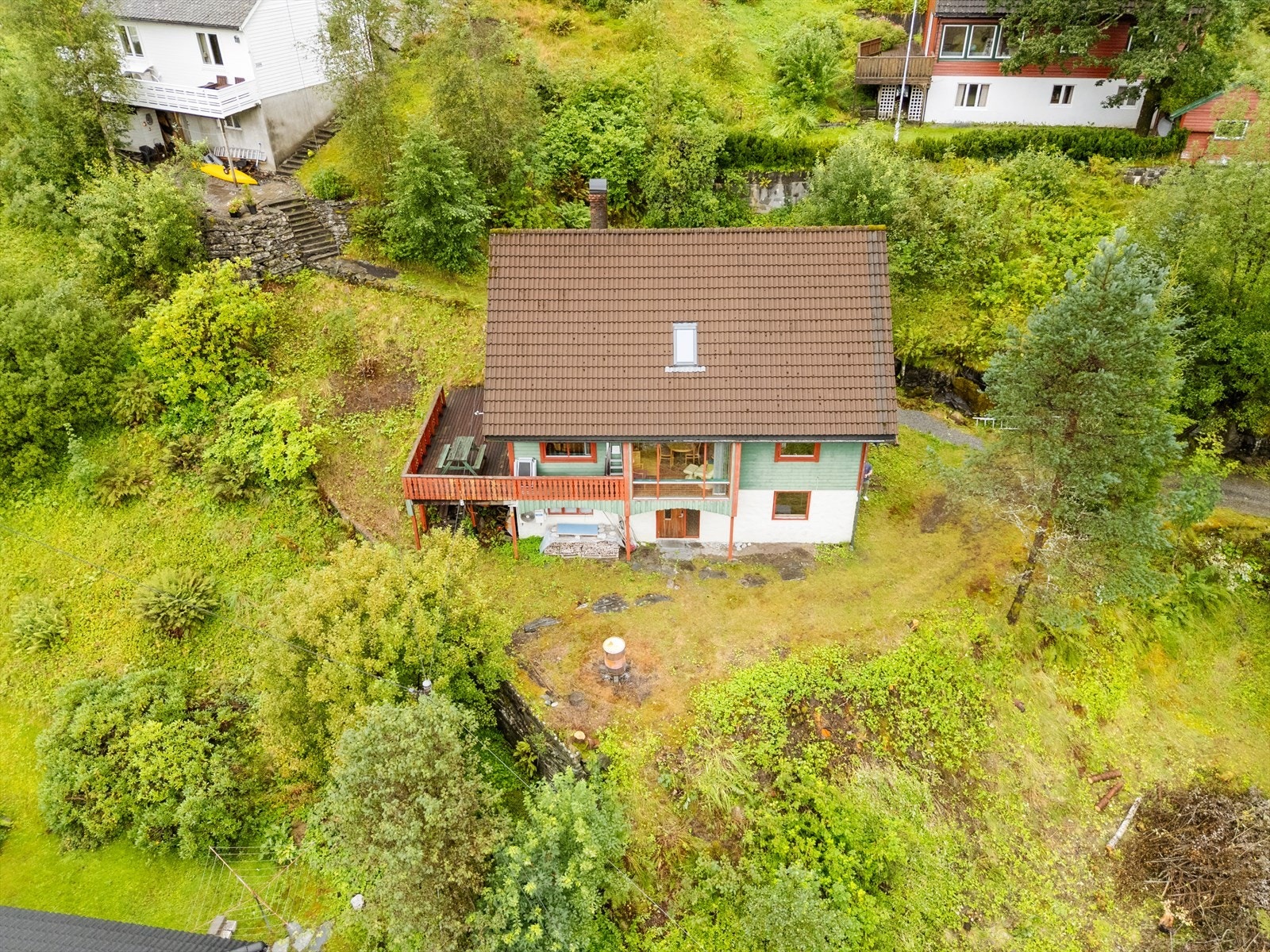 Bergen ligger ca. 1,5 time unna, noe som gjør eiendommen lett tilgjengelig - perfekt som helårsbolig, feriested eller for helgeutflukter Galleribilde