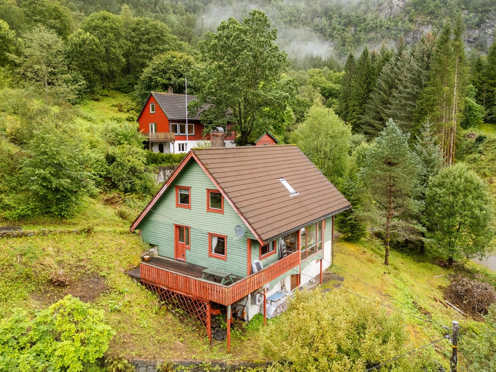 Eiendommen går over 3 plan, med rikelig plass til både familie og gjester Galleribilde
