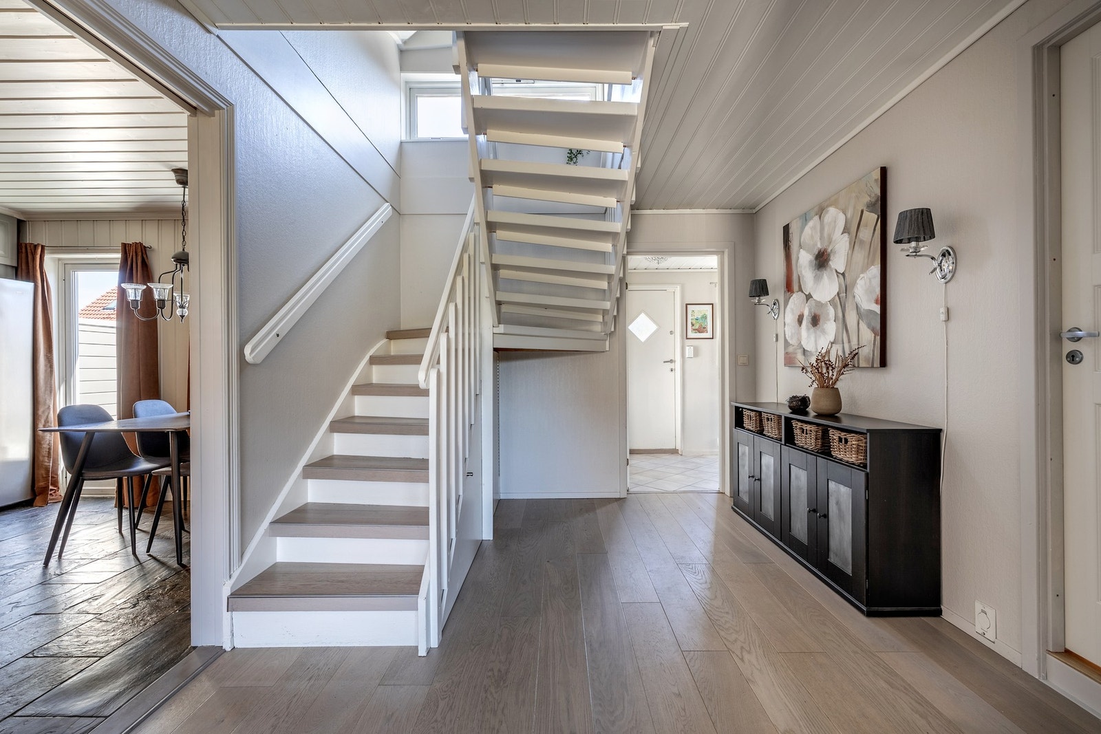 Videre fra entréen kommer du videre til gangen som åpner opp mot boligens øvrige rom. Galleribilde