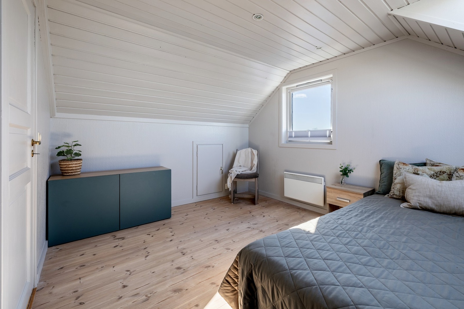 Soverommet har god plass til seng, nattbord og diverse garderobeløsninger. Galleribilde