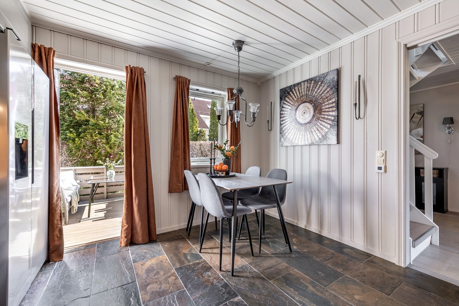 Her er det god plass til et spisebord, og det er også utgang til en trivelig terrasse. Galleribilde