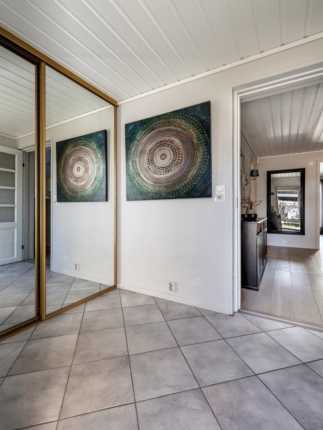 Entréen er innredet med en skyvedørsgarderobe med speilfronter og oppbevaring av yttertøy, sko og annet utstyr. Galleribilde