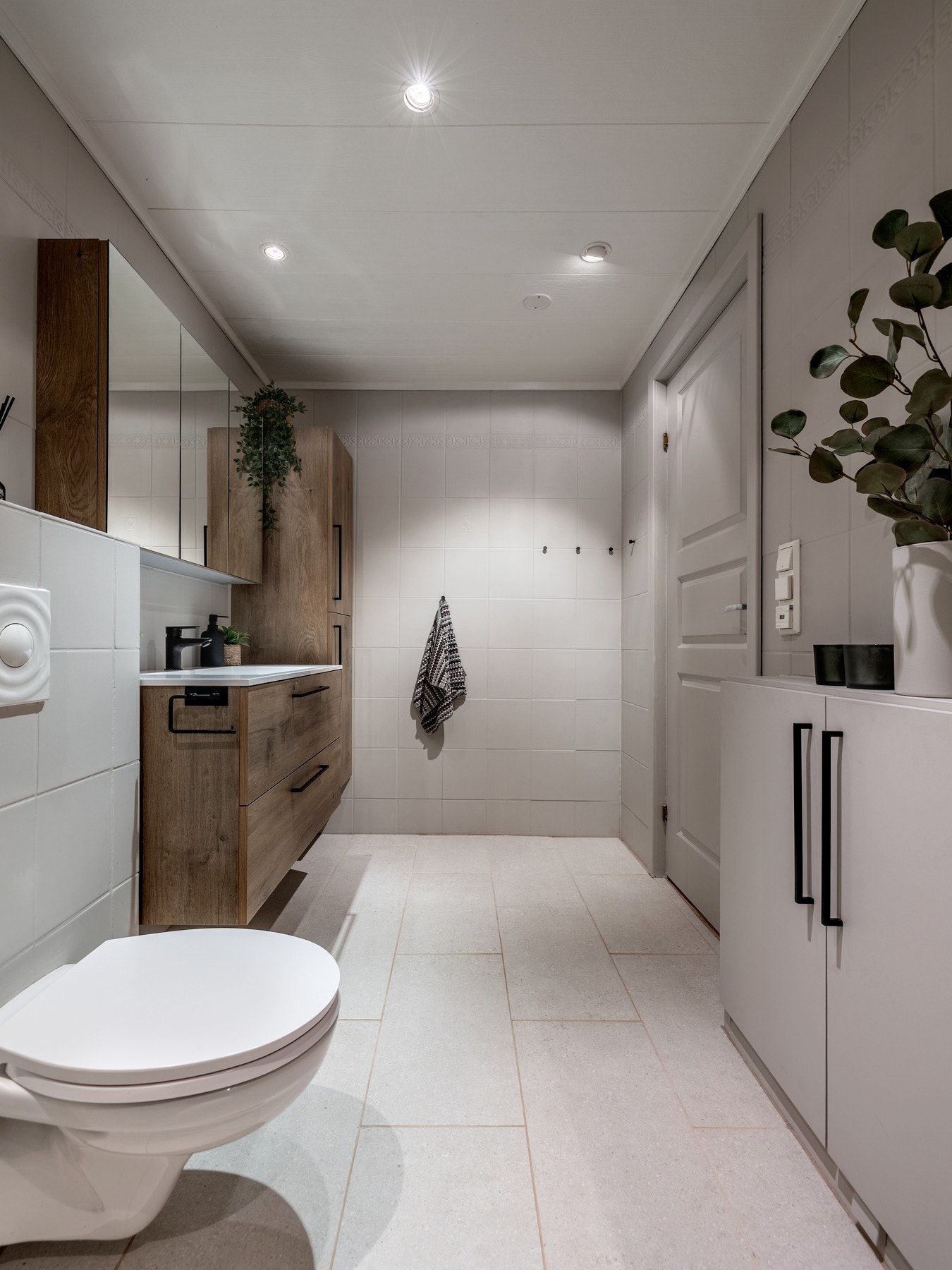 I tillegg har badet ett høyskap for ekstra oppbevaring, samt opplegg for vaskemaskin. Galleribilde