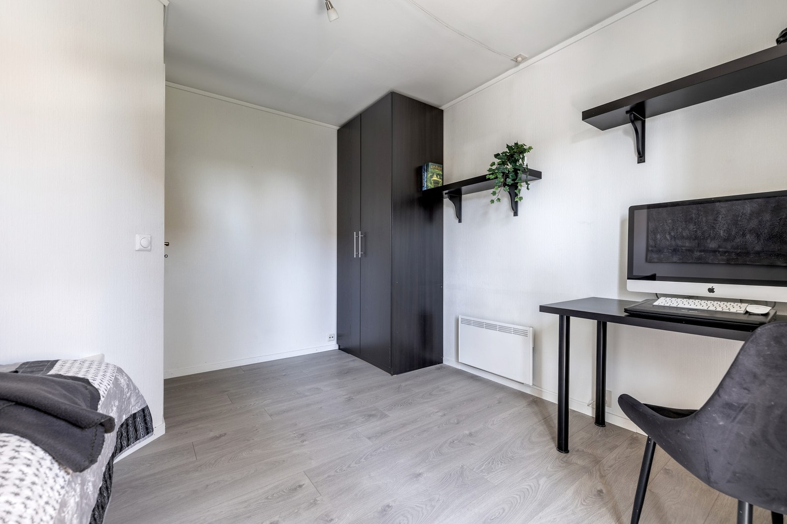 Soverommene har god plass til seng, nattbord og skrivebord. Galleribilde