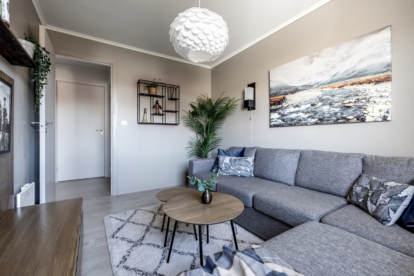 Det ene soverommet passer ypperlig som en ekstra stue. Galleribilde