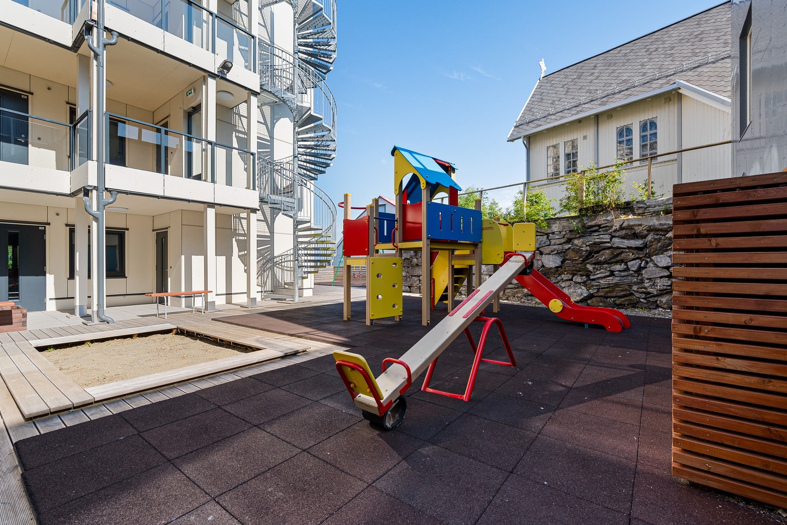 Flotte fellesarealer med både lekestativ og sandkasse Galleribilde