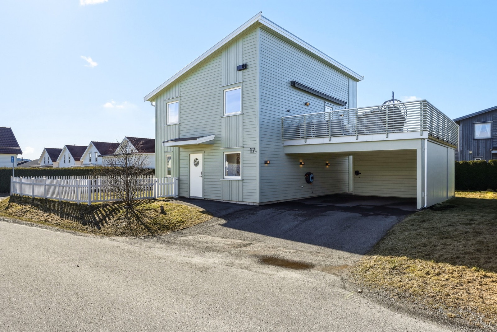 Eiendommen har en fint opparbeidet tomt med inngjerdet hage, carport med elbillader, asfaltert innkjørsel, skjermet vestvendt uteplass, romslig og luftig terrasse med fin utsikt fra 2.etg. Galleribilde