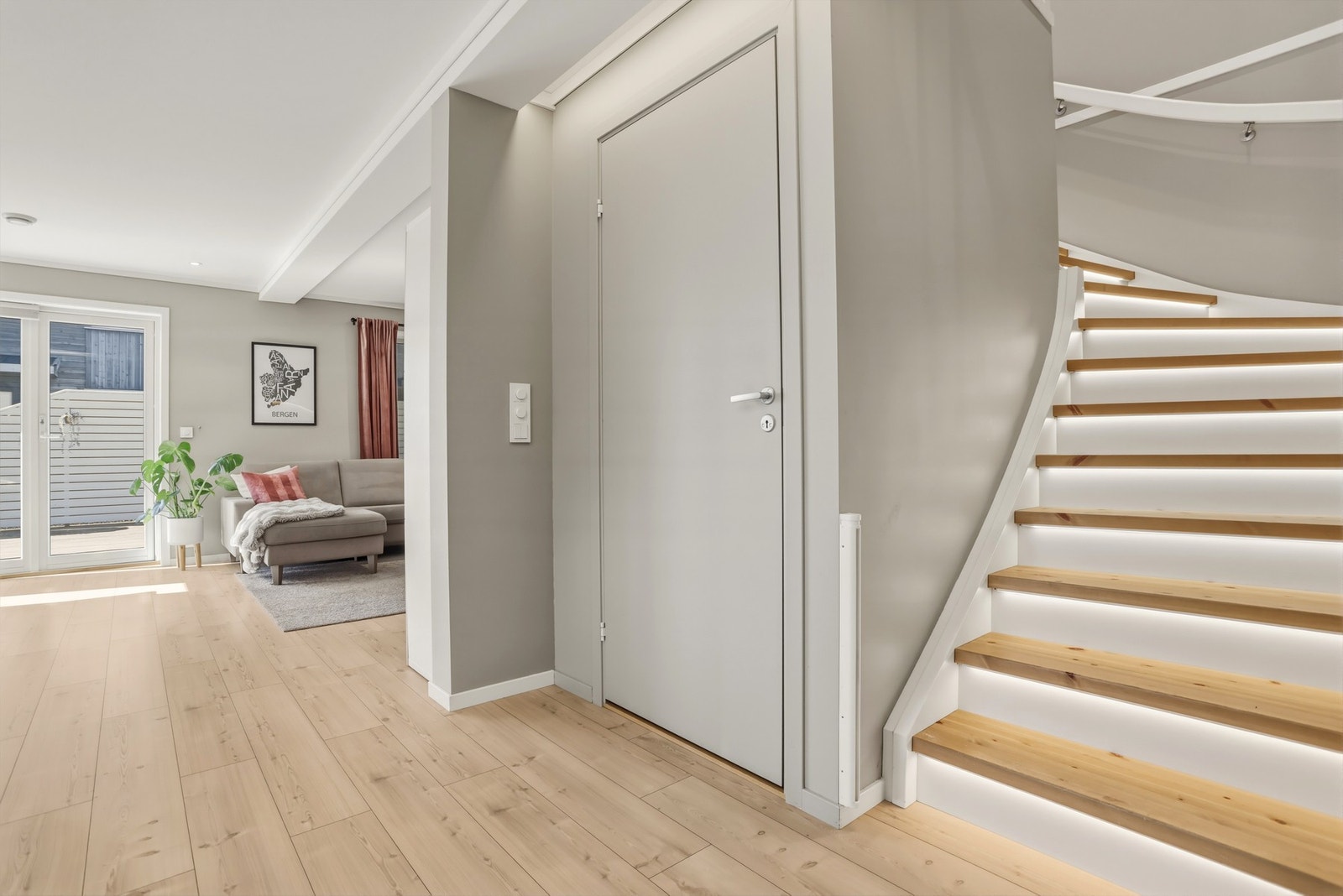 Ved trappen er det en praktisk bod for ekstra lagring. Galleribilde