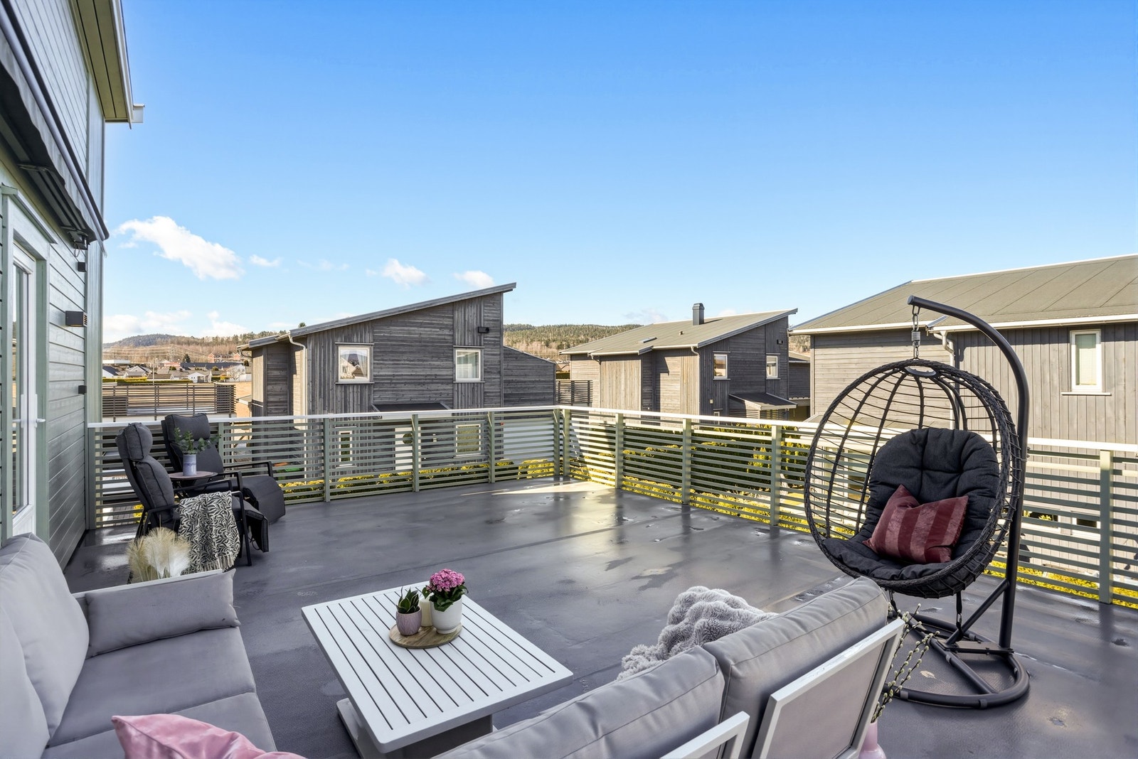 Fra 2.etg. er det direkte adkomst til en romslig terrasse med fin utsikt. Galleribilde