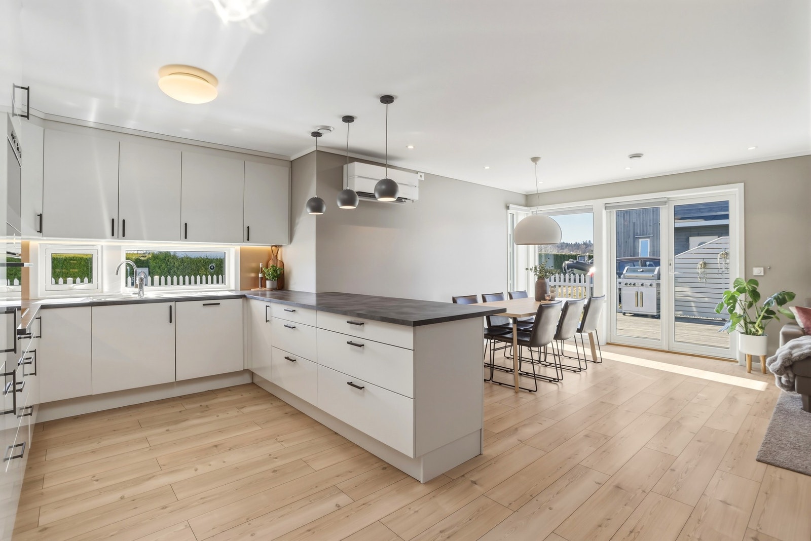 Kjøkkenet har et stilfullt og moderne design. Kjøkkeninnredningen er lever av, Sigdal. Galleribilde
