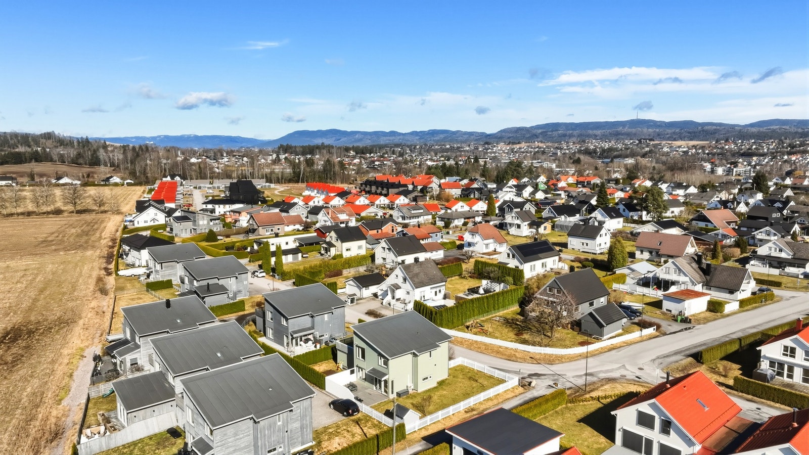 Beliggenheten er attraktiv med gang avstand til barnehage, skoler, idrettsanlegg og butikker m.m. Galleribilde