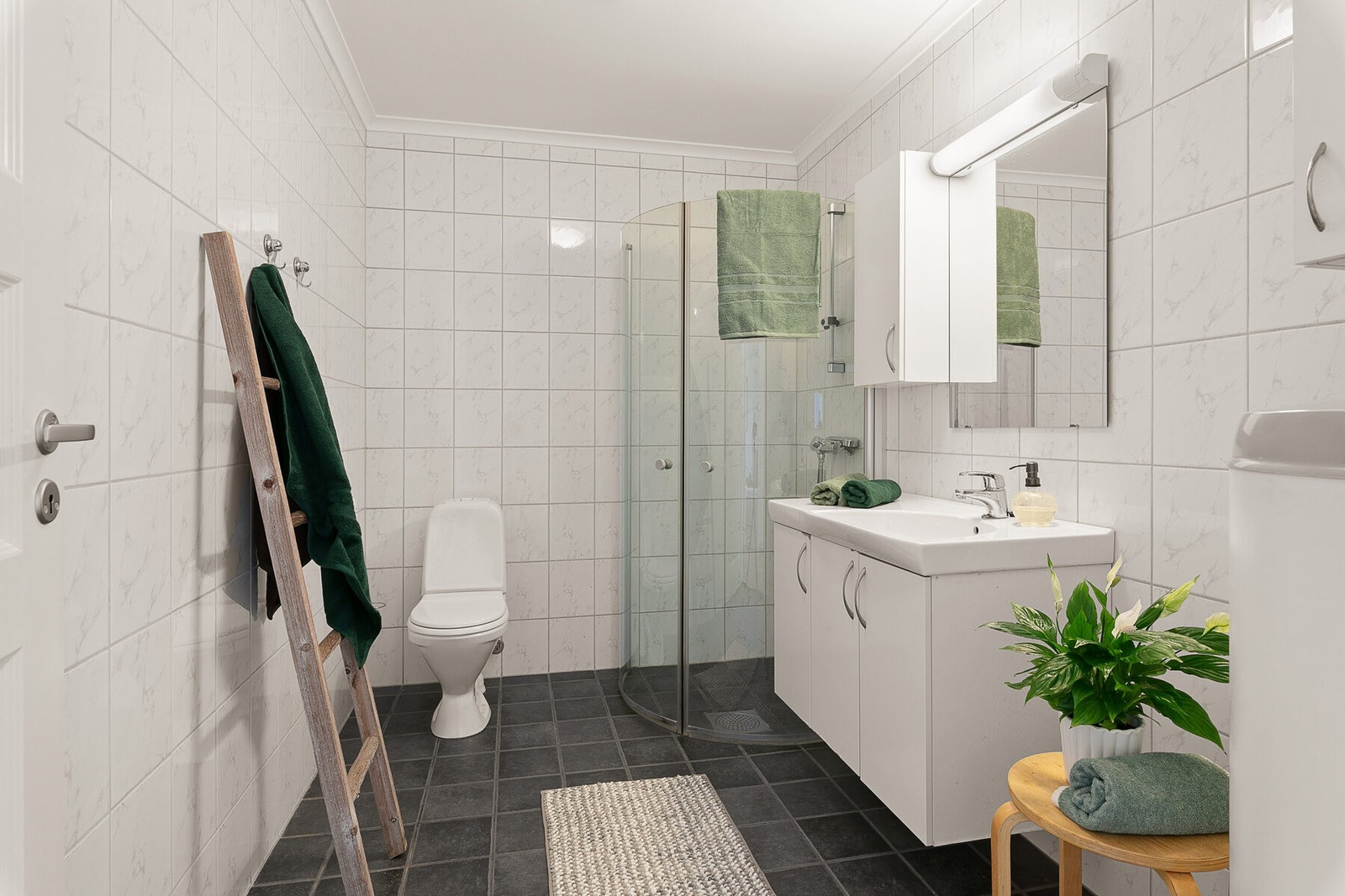 Tidsriktig og pent bad med varme i gulvet. Galleribilde
